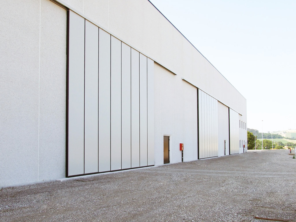 Монтаж на внешней стороне стены подходит в том случае, когда условия внутри здания более жесткие, чем снаружи или при дефиците свободного пространства внутри здания.